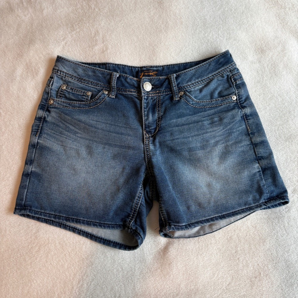 Seven7 Womens Denim Shorts Medium Wash Embroidered Pockets Size 6 Mid Rise Boho